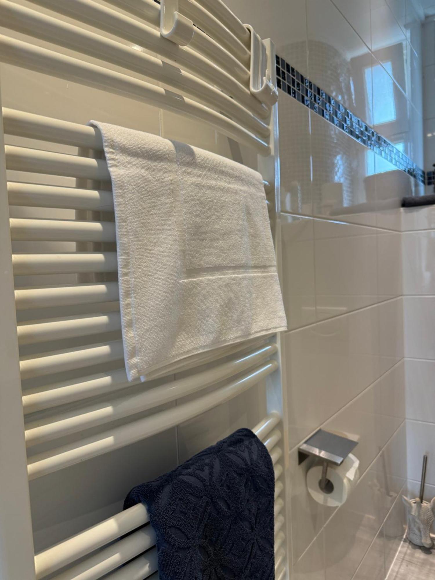 Moderne 4 Zimmer Apartment Mit Bergblick Stadtzentrum Contactless Check-In Gehrden  Dış mekan fotoğraf