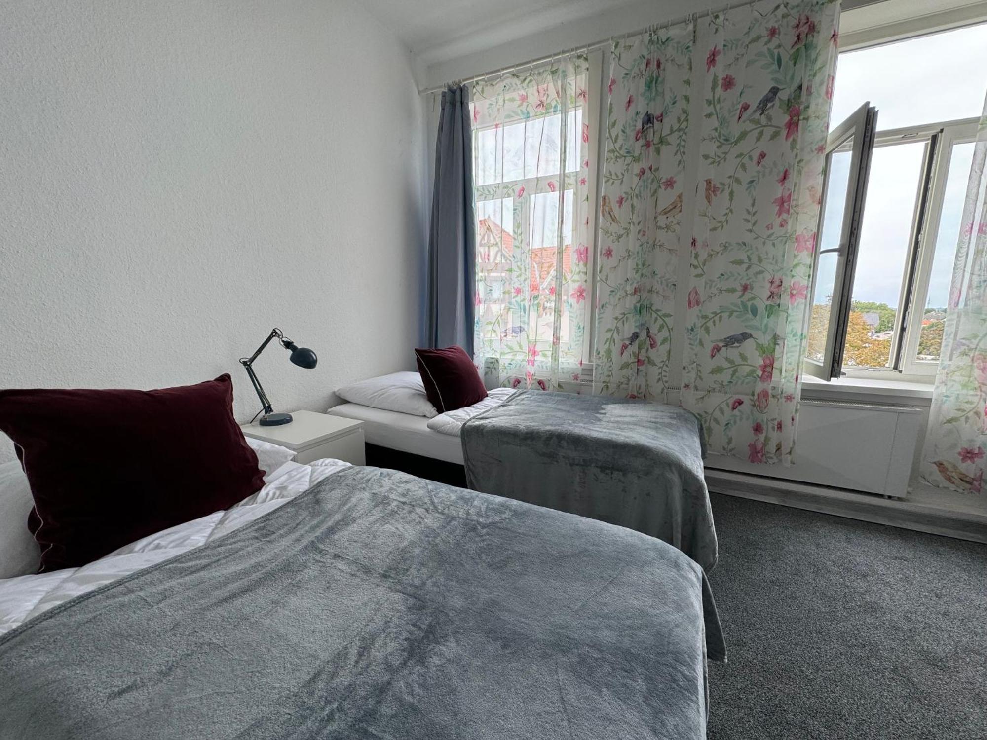 Moderne 4 Zimmer Apartment Mit Bergblick Stadtzentrum Contactless Check-In Gehrden  Dış mekan fotoğraf